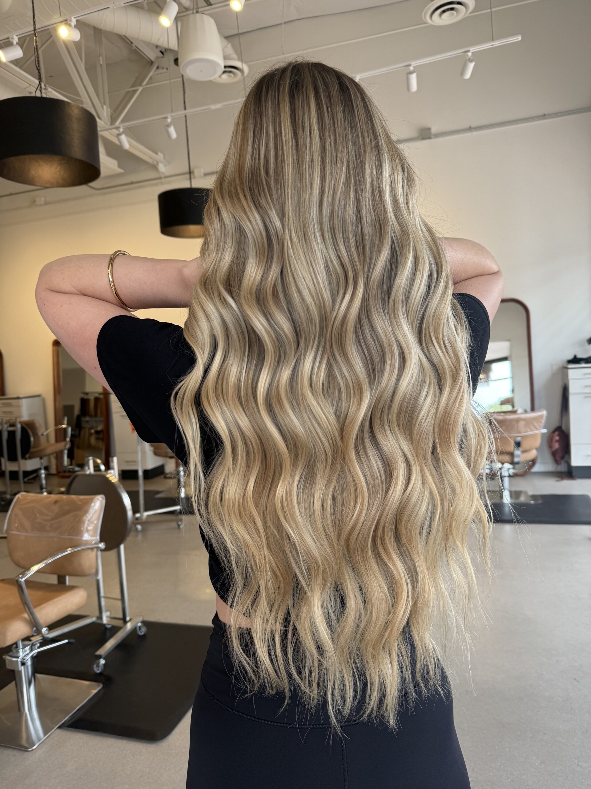 Wavy hairstyle in a bright blonde color
